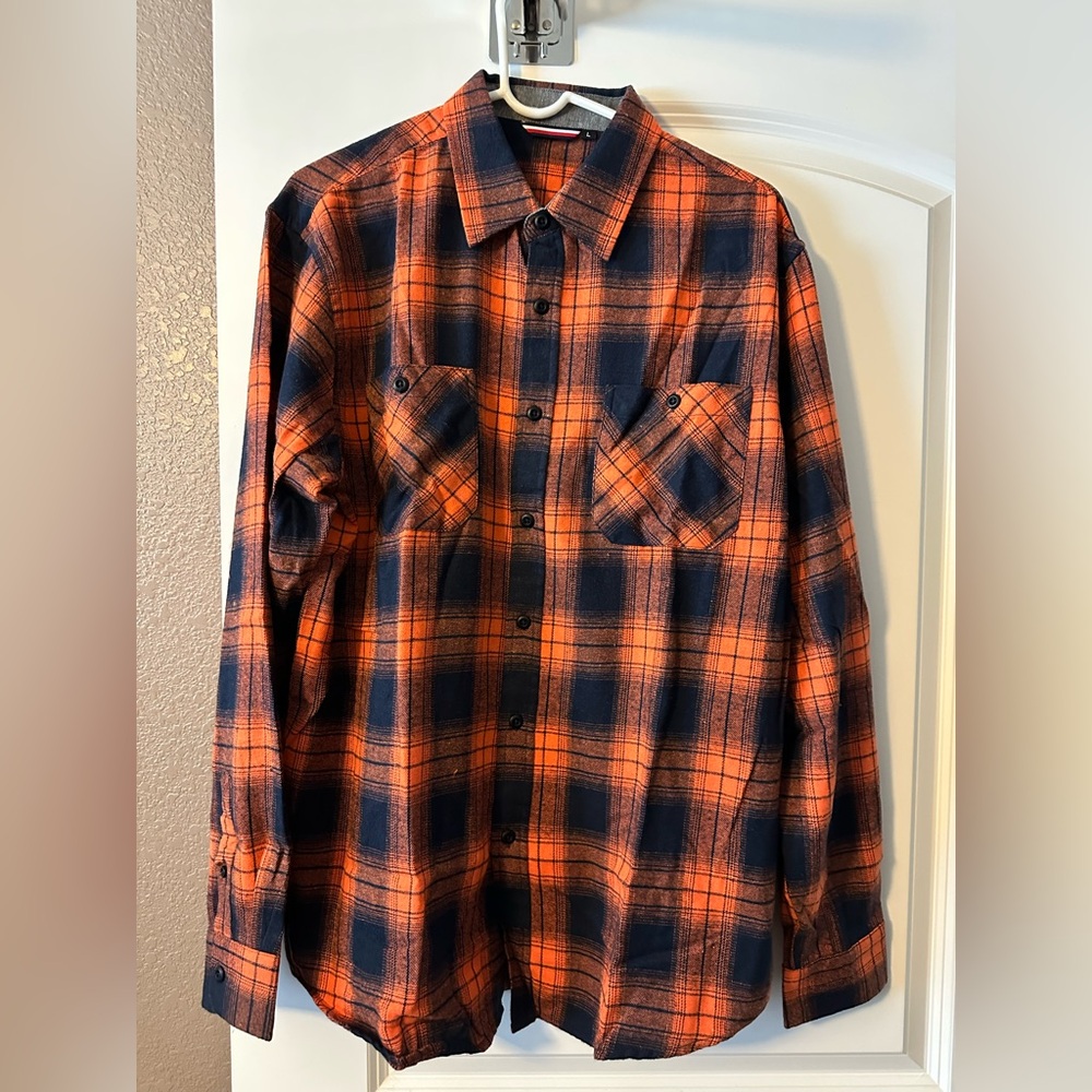 Brand new Alex Vando Men’s long sleeved button up flannel shirt size large.